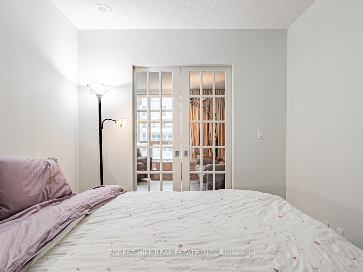 350 Wellington Street W #424