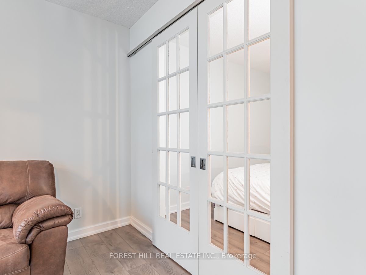350 Wellington Street W #424