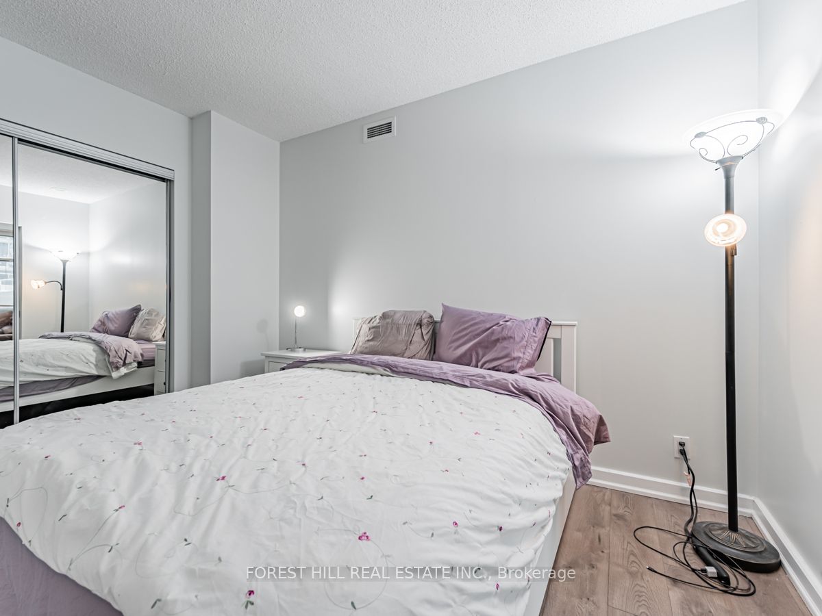 350 Wellington Street W #424