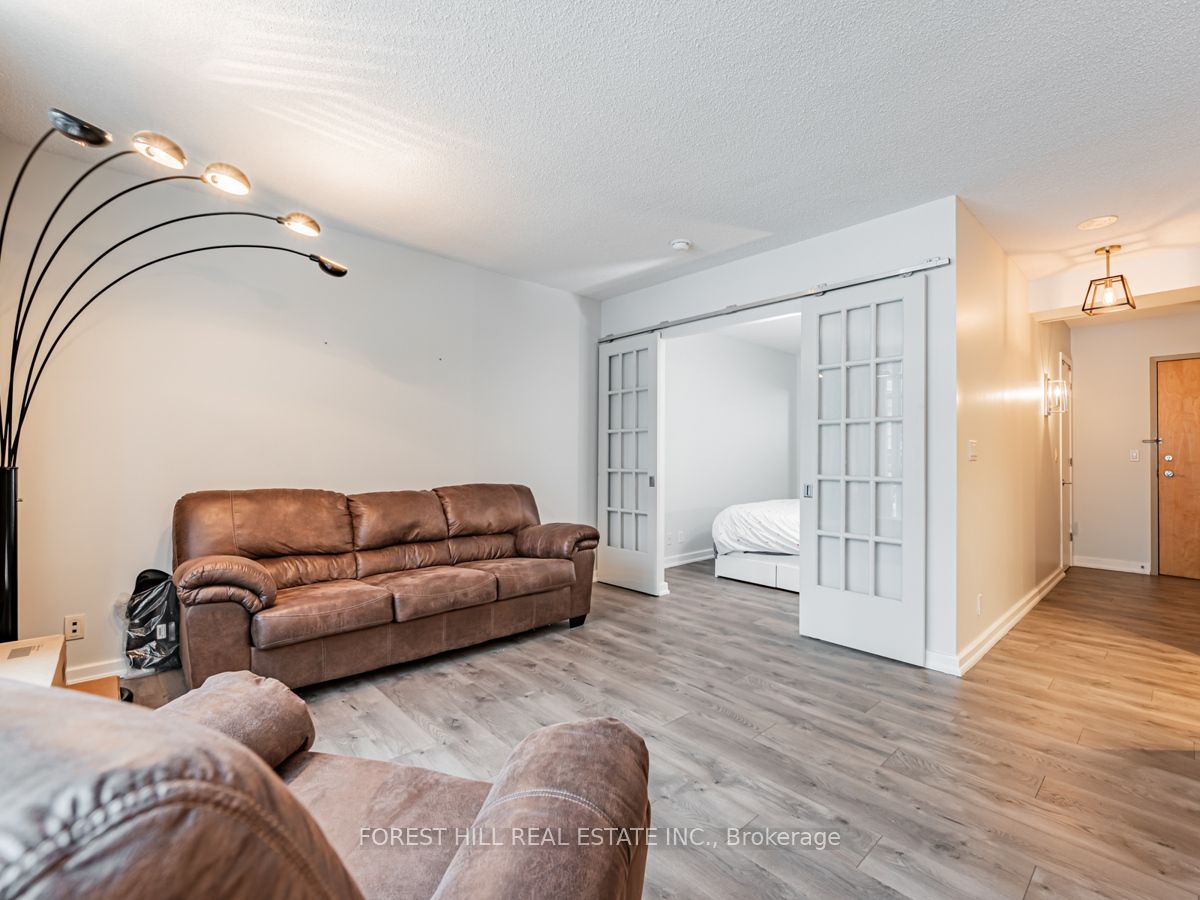 350 Wellington Street W #424