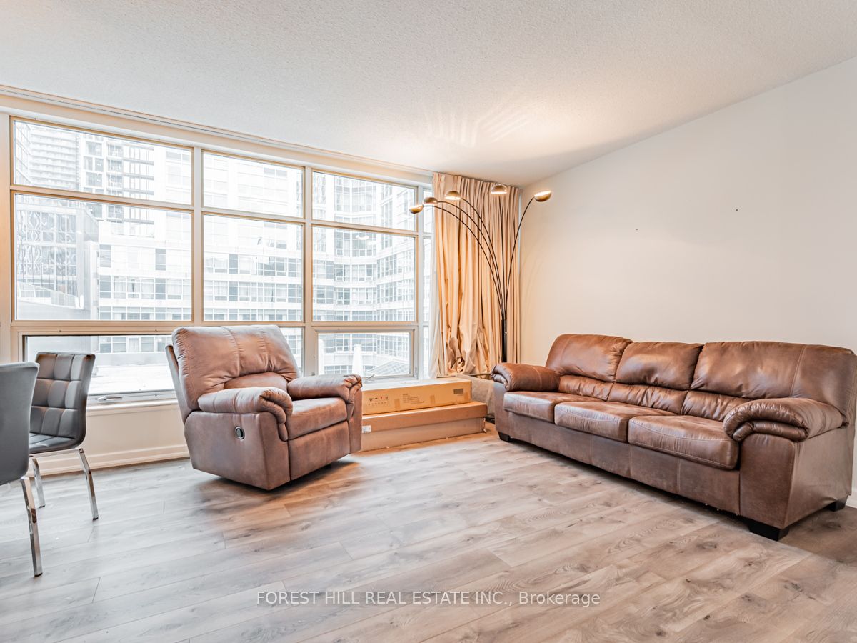 350 Wellington Street W #424