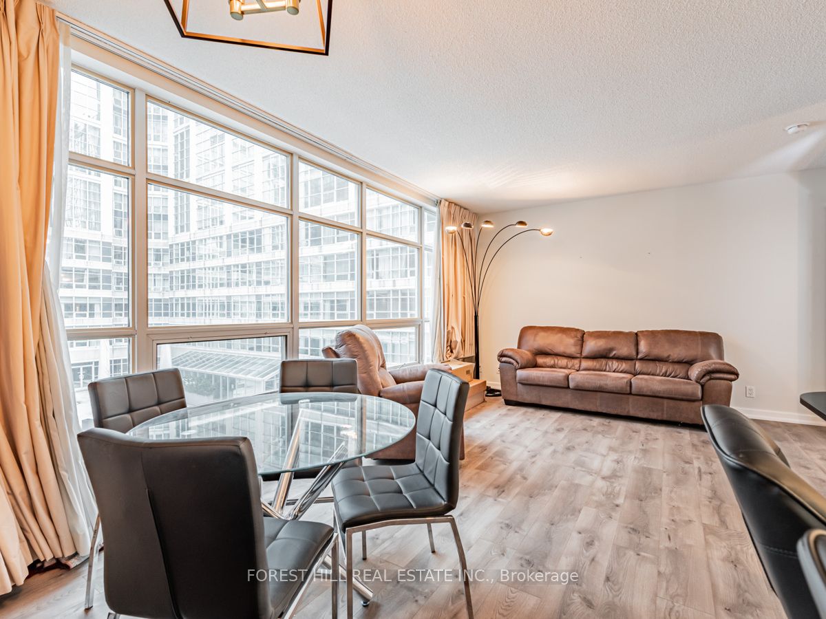350 Wellington Street W #424