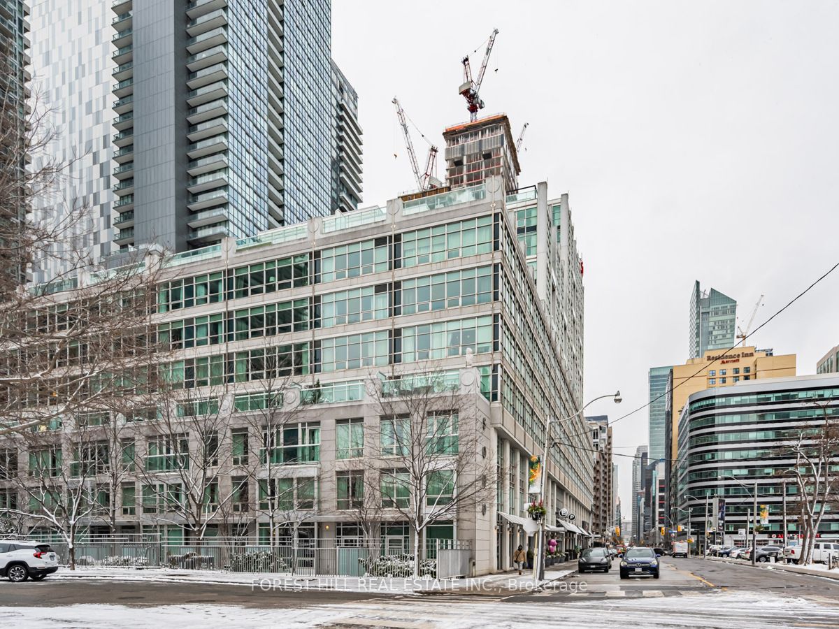 350 Wellington Street W #424