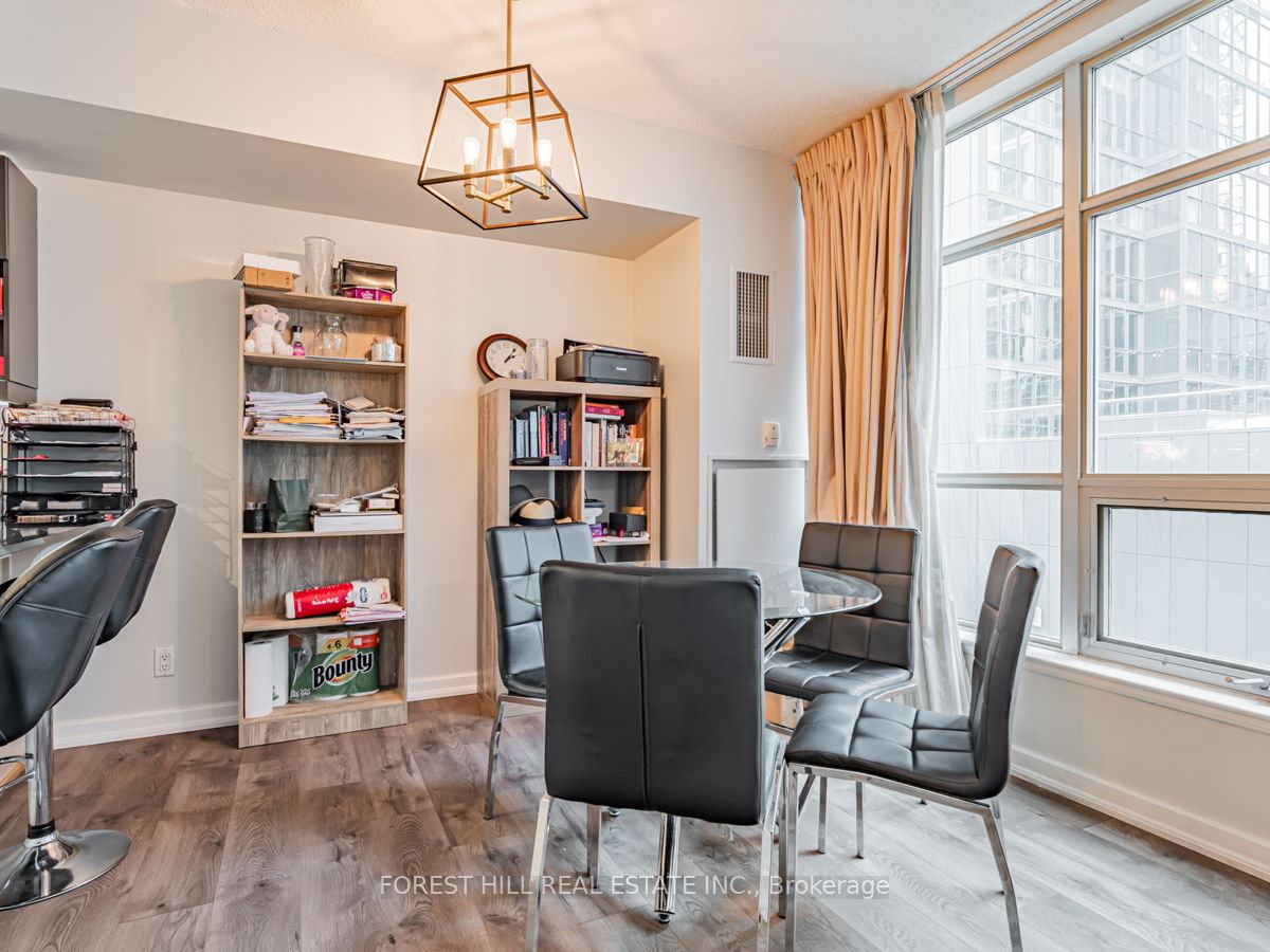 350 Wellington Street W #424