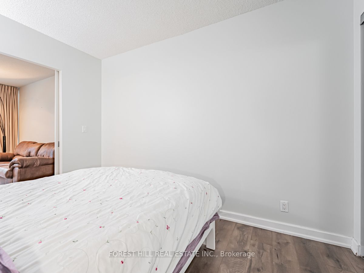 350 Wellington Street W #424