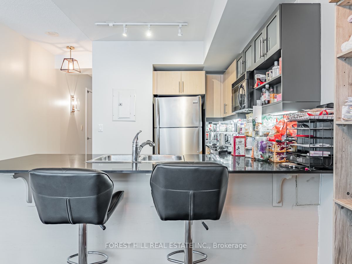 350 Wellington Street W #424