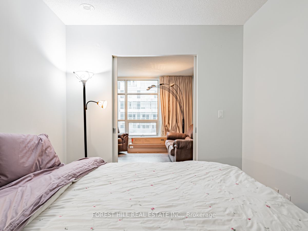 350 Wellington Street W #424