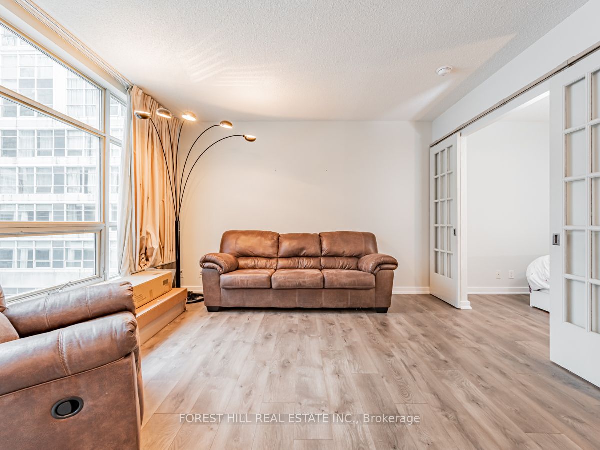 350 Wellington Street W #424