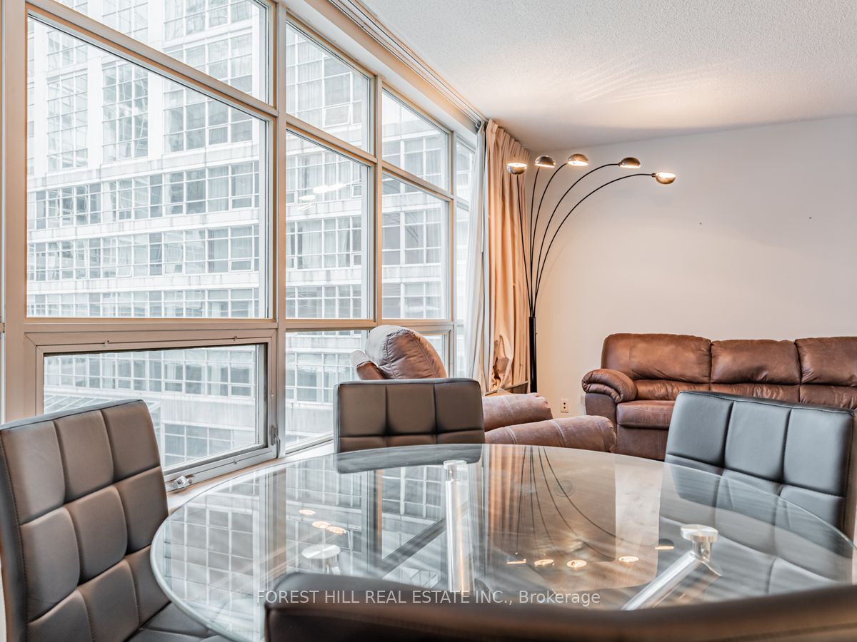 350 Wellington Street W #424