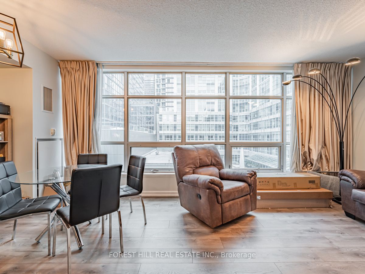 350 Wellington Street W #424