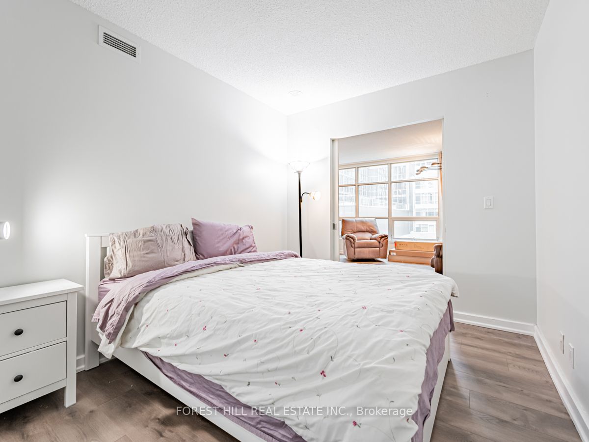 350 Wellington Street W #424