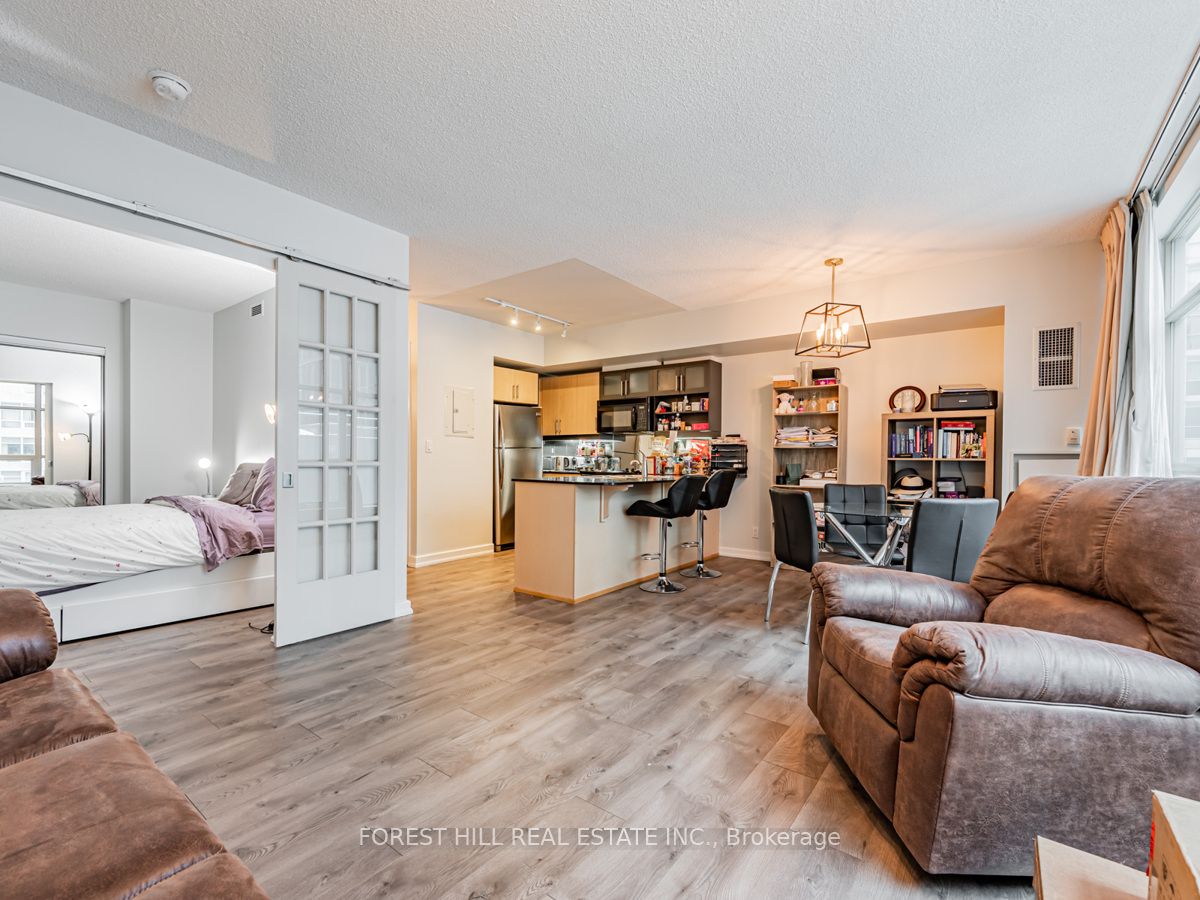 350 Wellington Street W #424