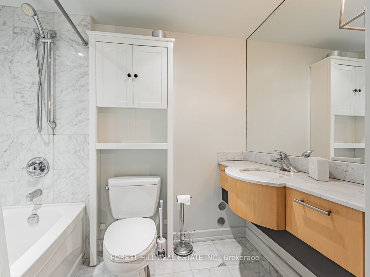 350 Wellington Street W #424