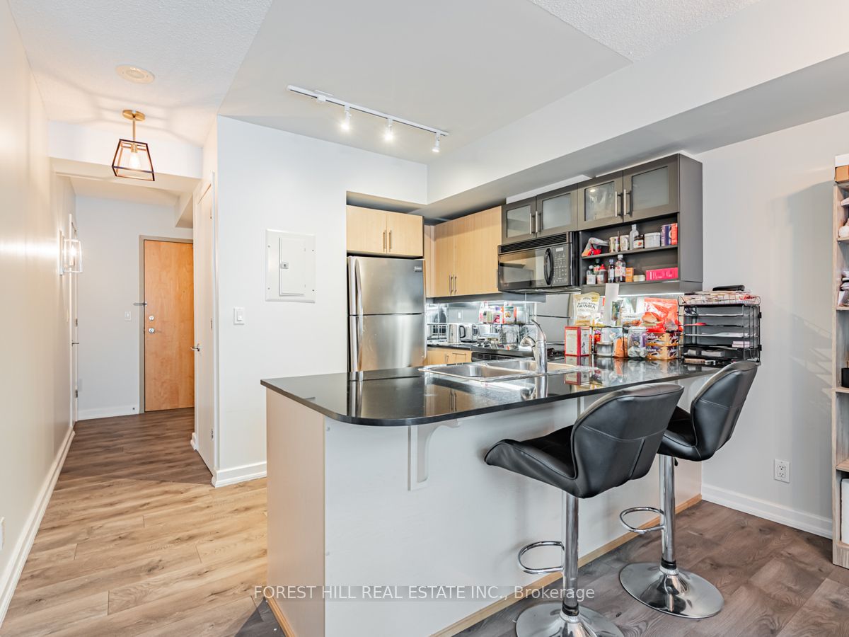 350 Wellington Street W #424