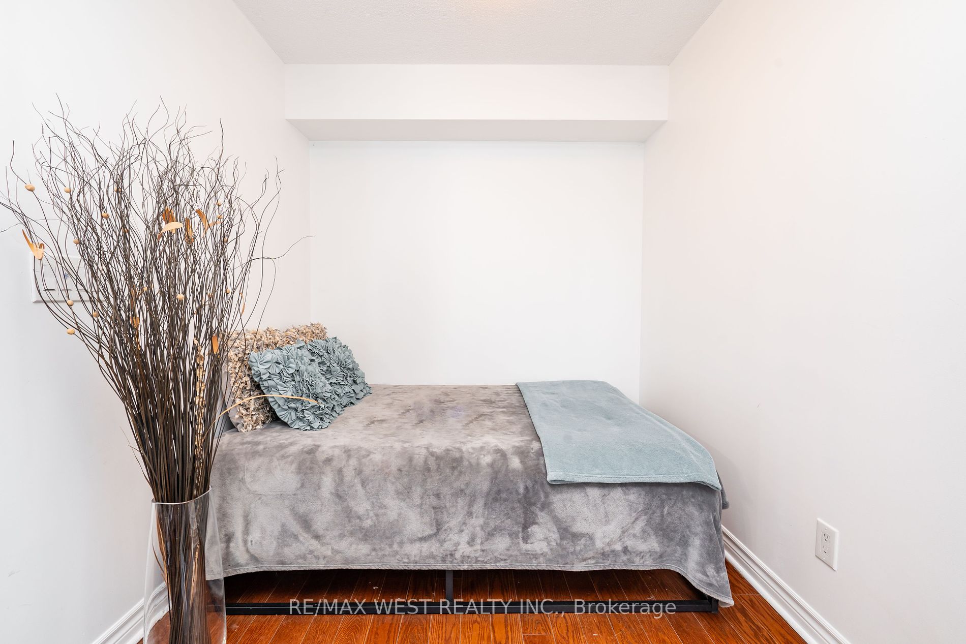 27 Rean Drive, #522