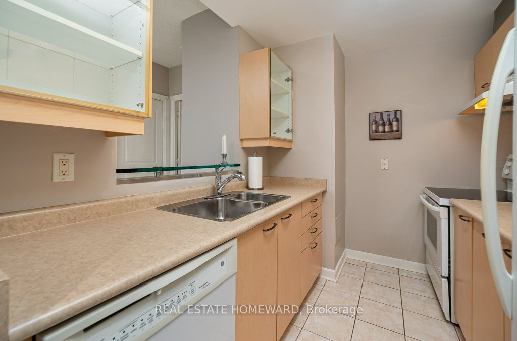 438 Richmond Street W, #219