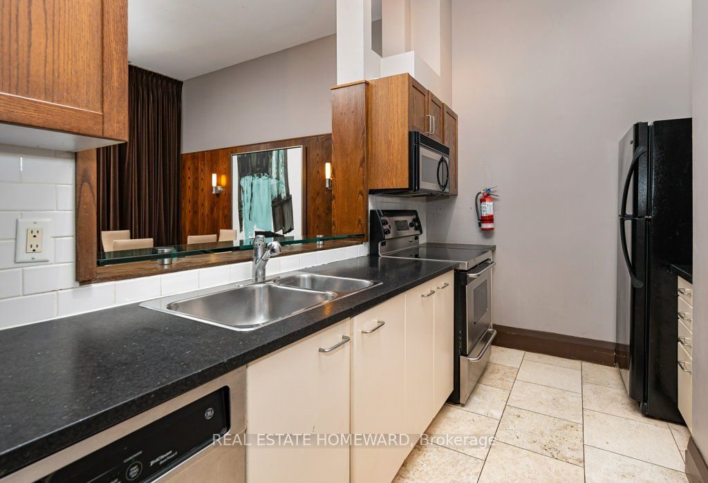 438 Richmond Street W, #219