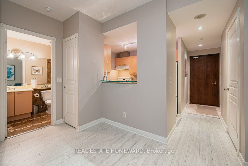 438 Richmond Street W, #219