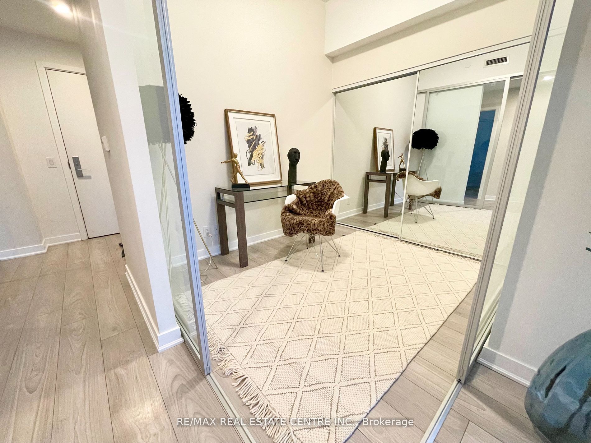 120 Parliament St, #817