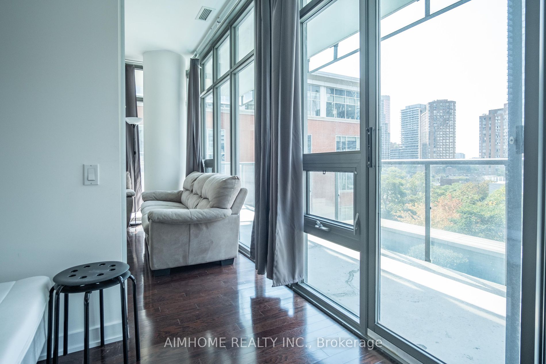33 Charles St E, #605