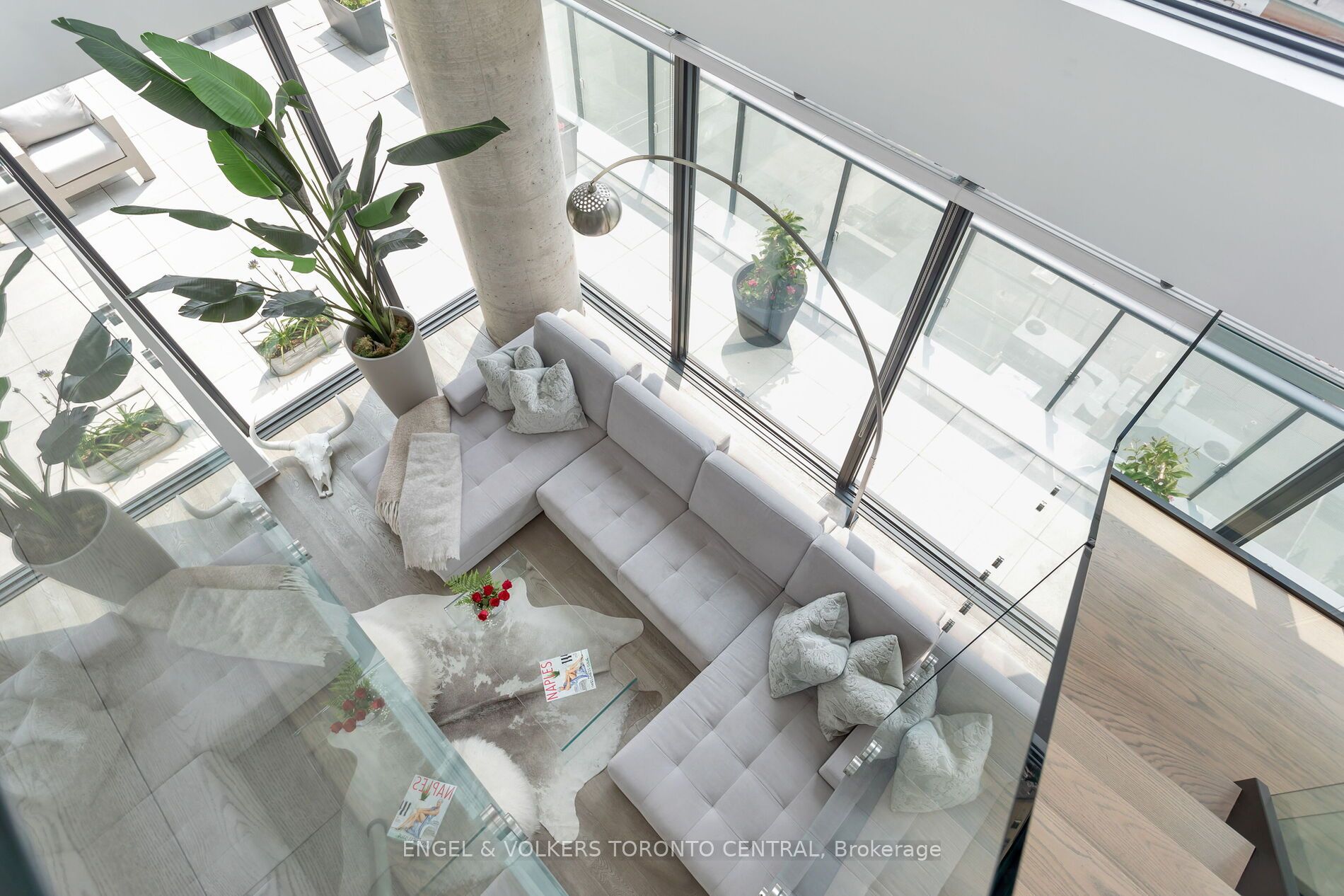 161 Roehampton Ave, #803