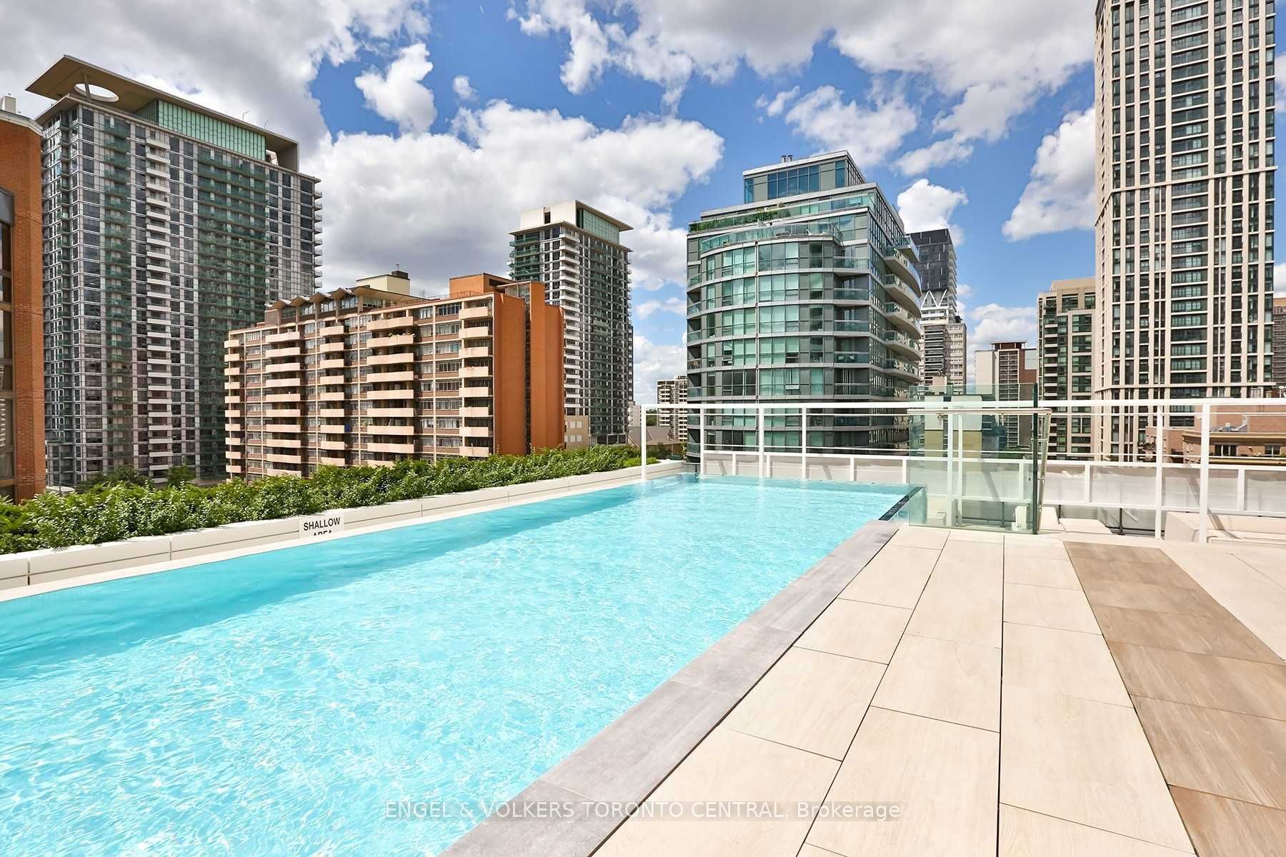 161 Roehampton Ave, #803