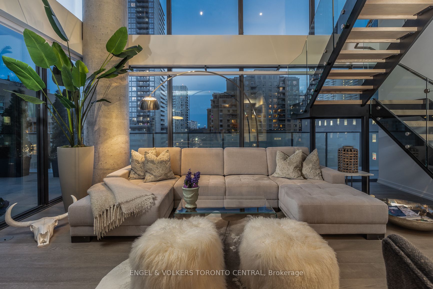 161 Roehampton Ave, #803