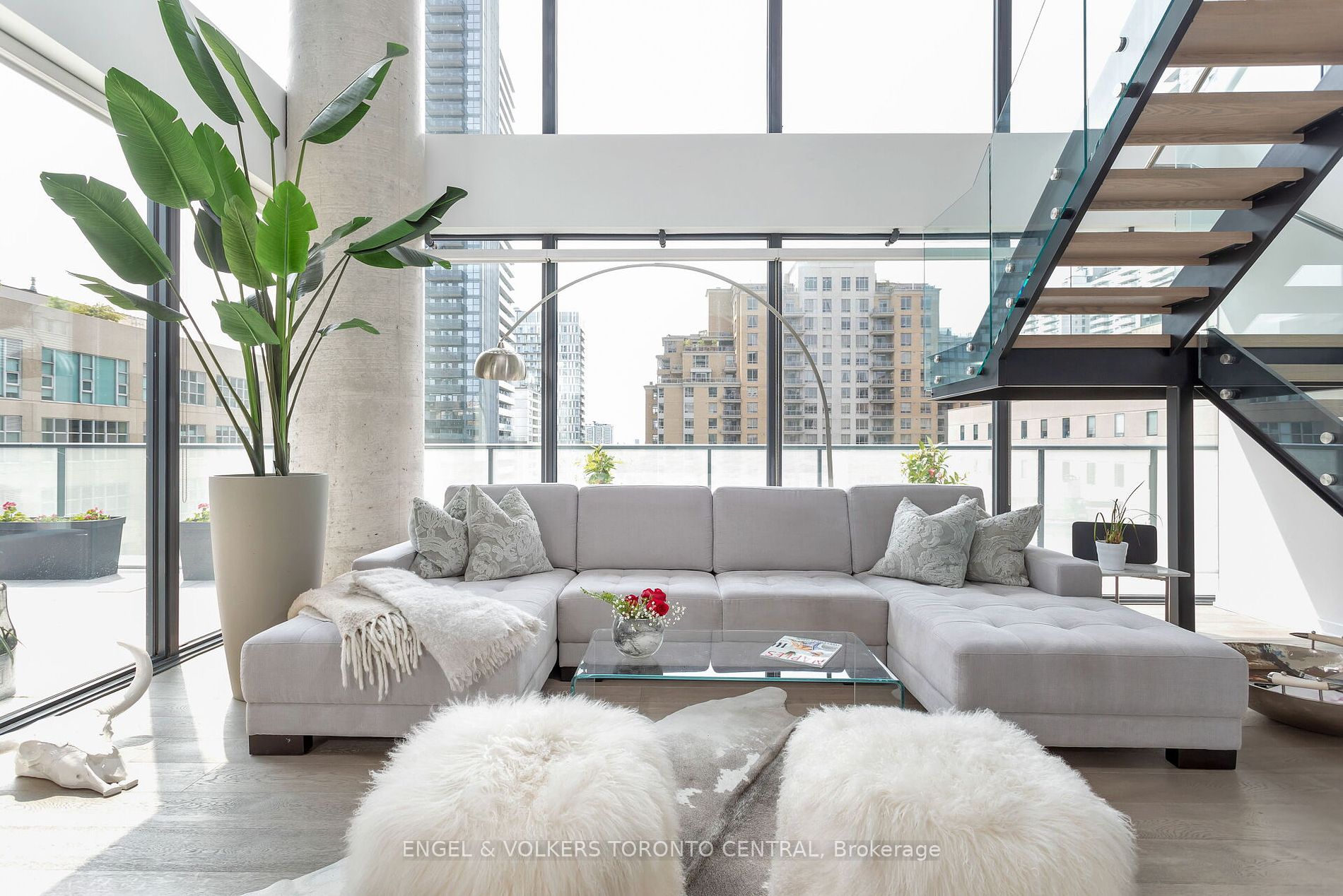 161 Roehampton Ave, #803
