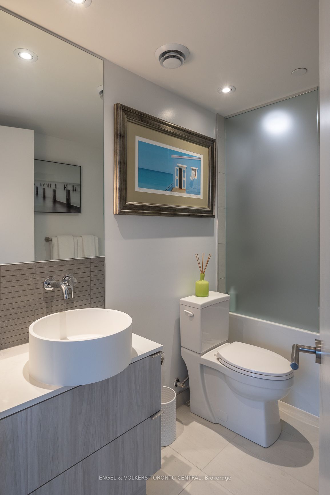 161 Roehampton Ave, #803