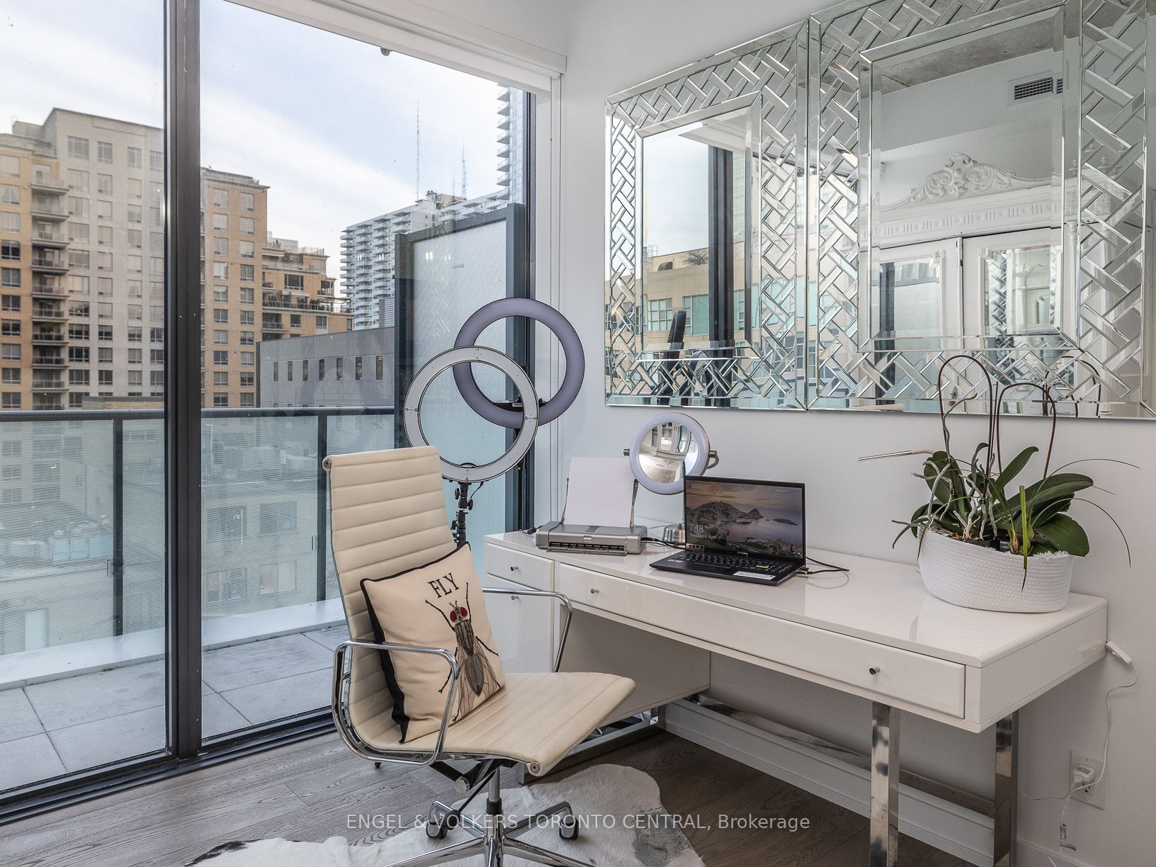 161 Roehampton Ave, #803