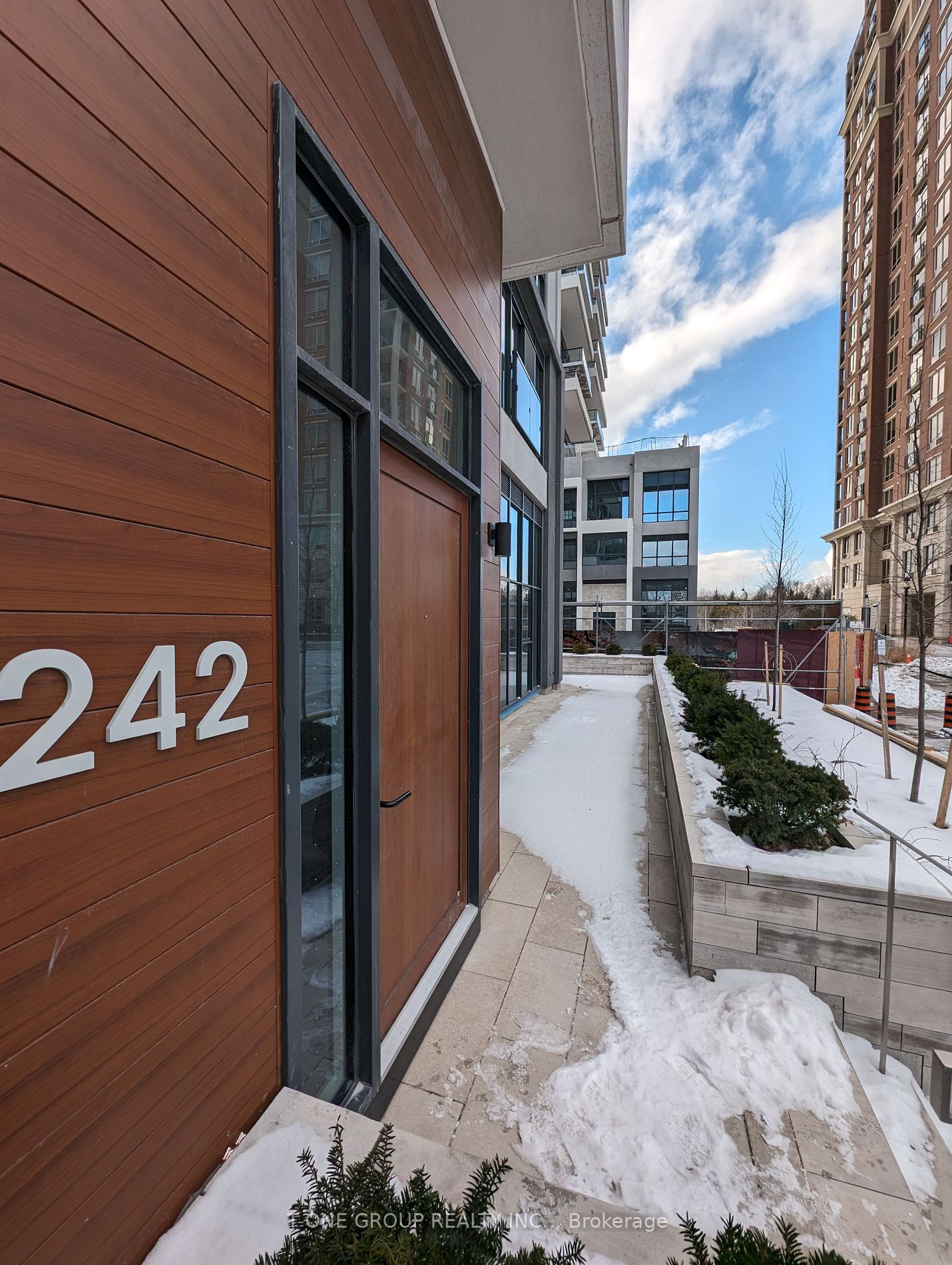 20 Inn On The Park Drive, #242
