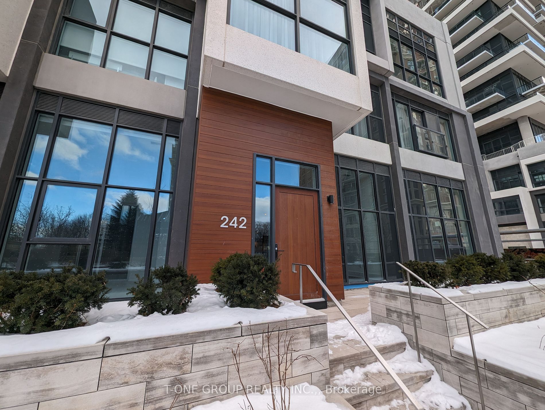 20 Inn On The Park Drive, #242