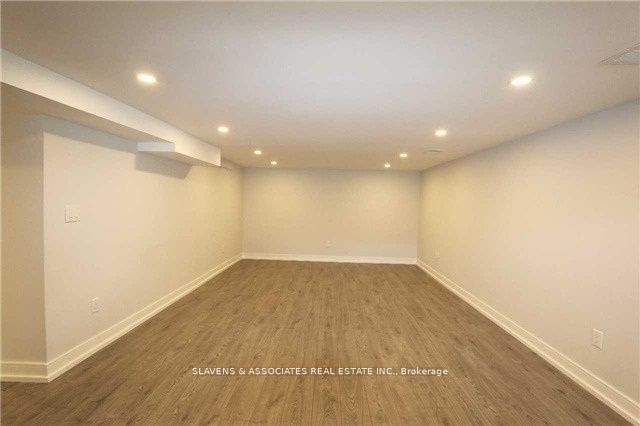 17 Robson Pl