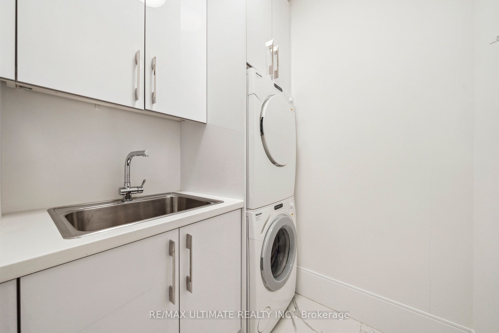 29 Queens Quay E, #705