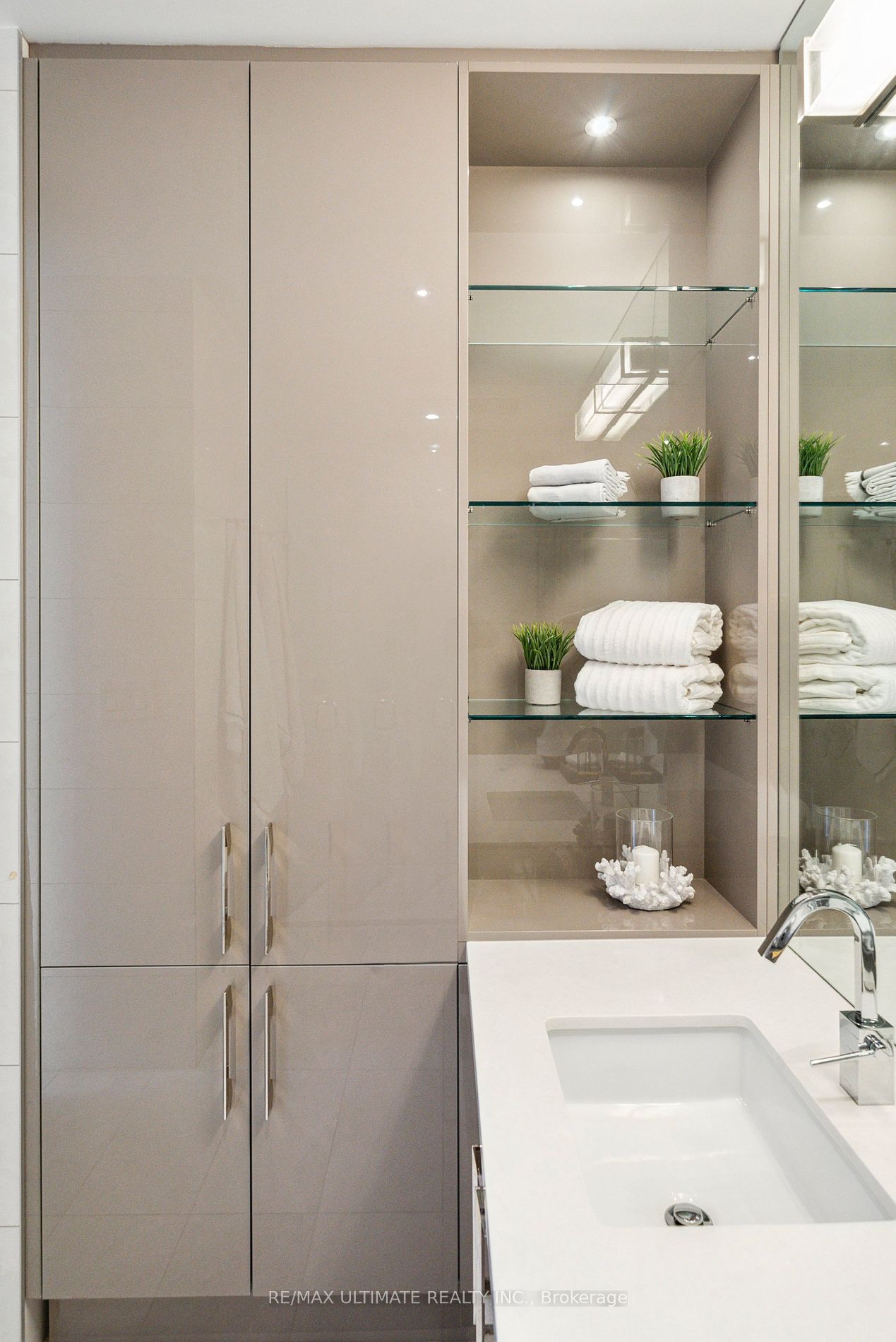 29 Queens Quay E, #705