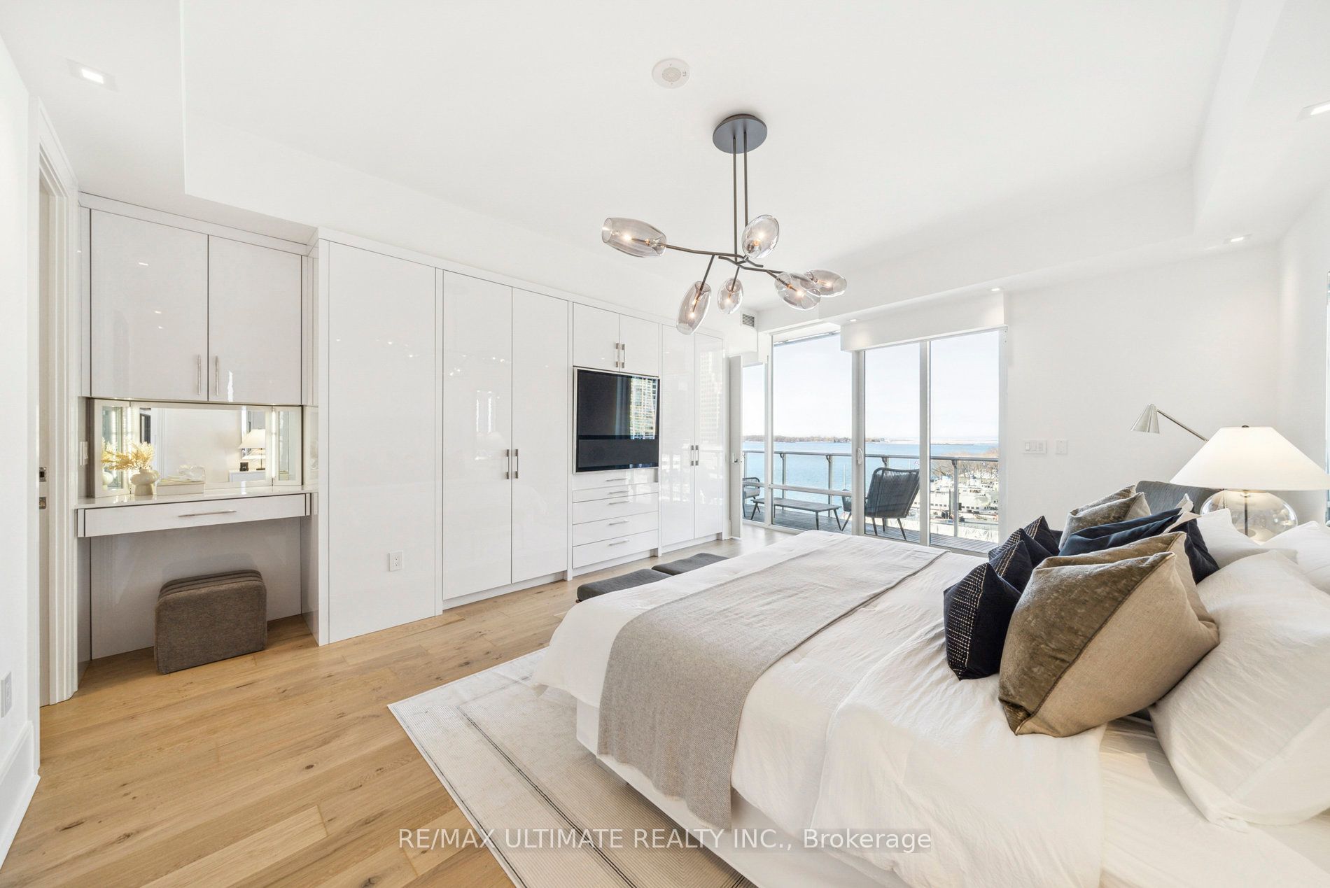 29 Queens Quay E, #705