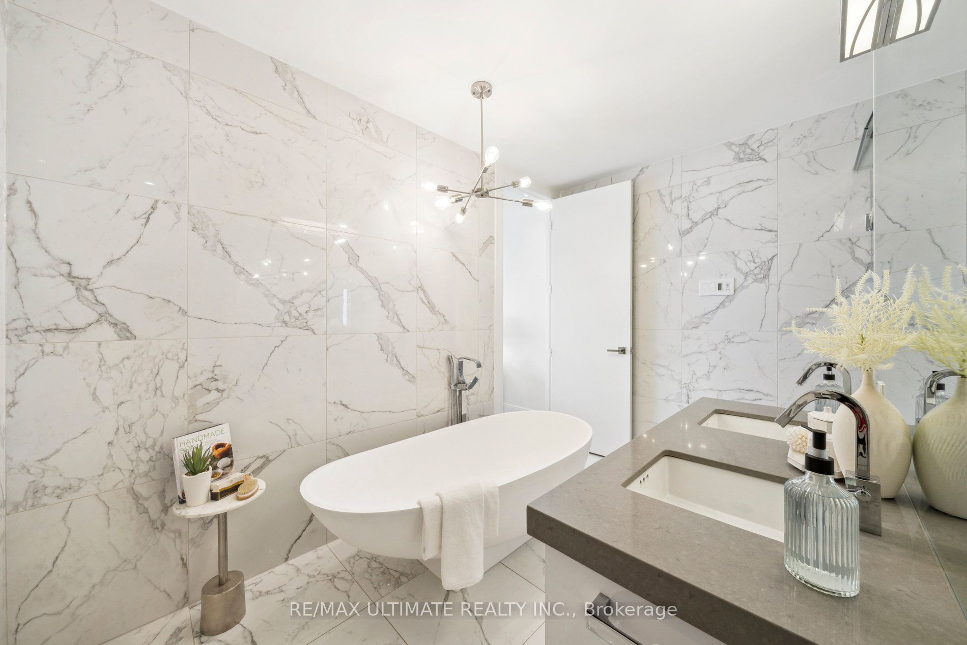 29 Queens Quay E, #705