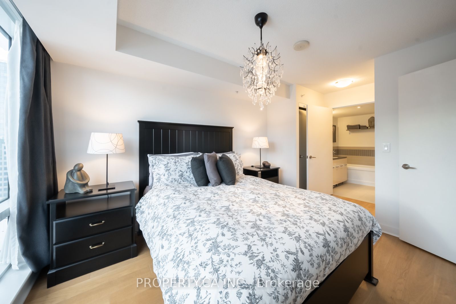 295 Adelaide St W, #1804