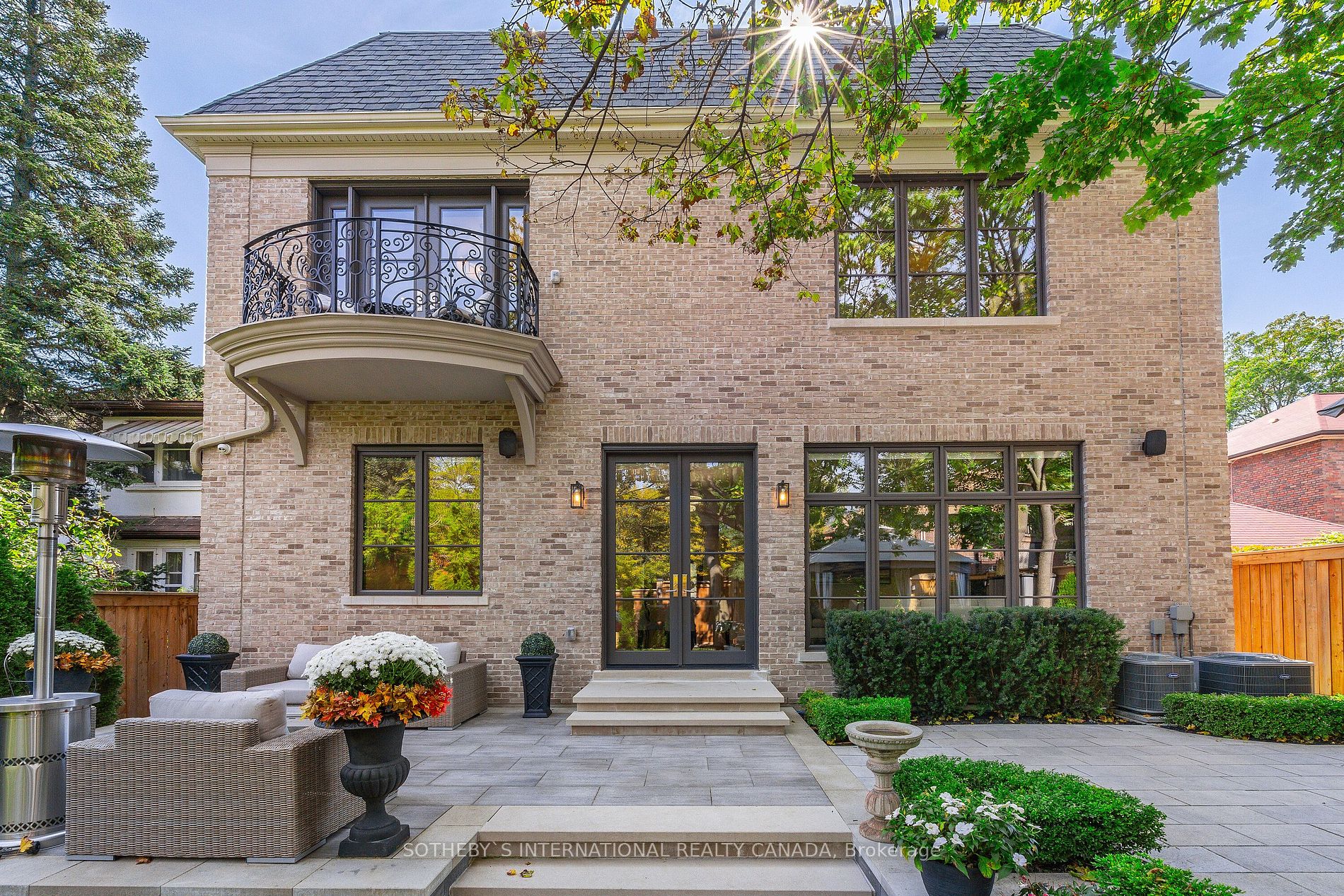22 Hillhurst Blvd