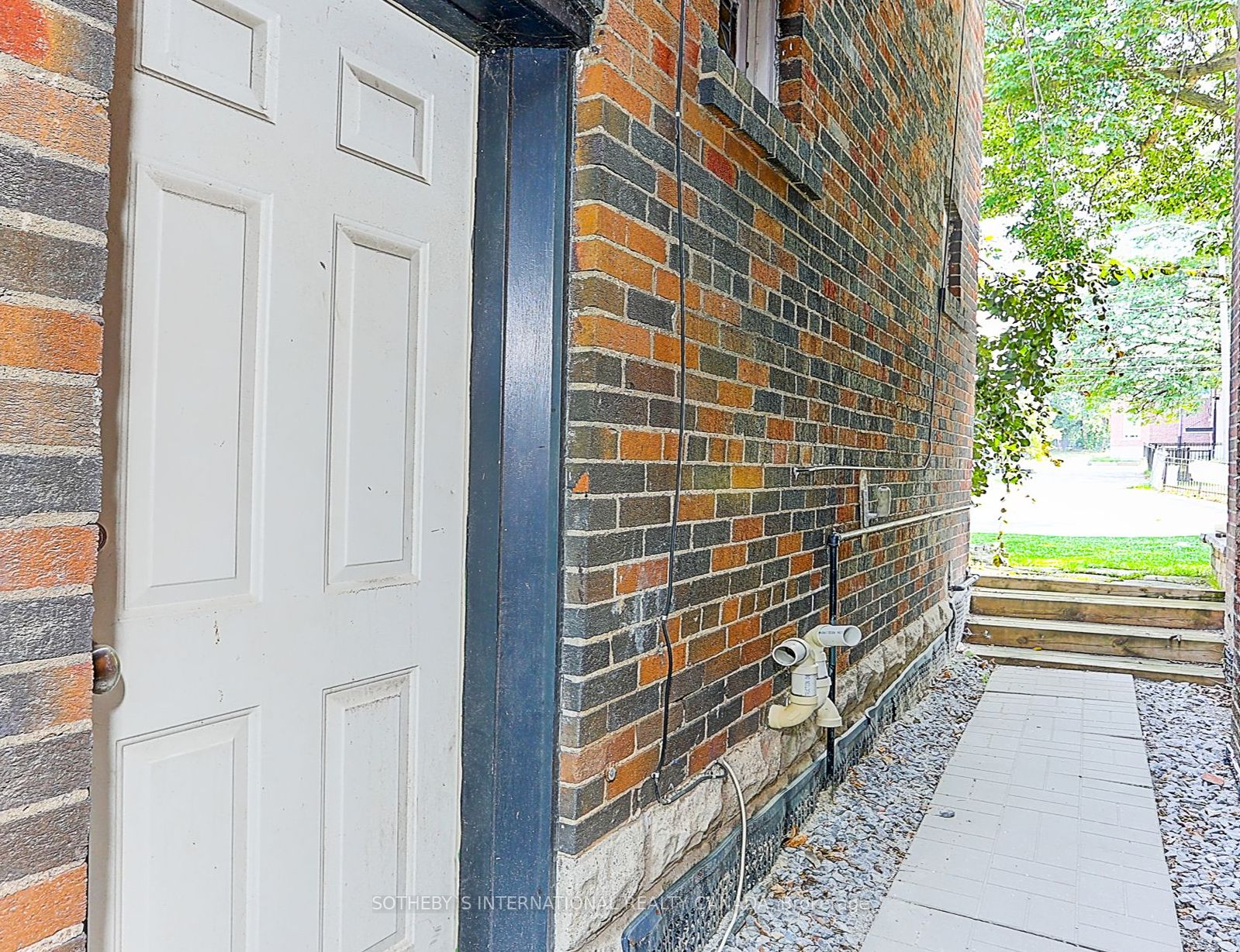 370 Rosewell Ave