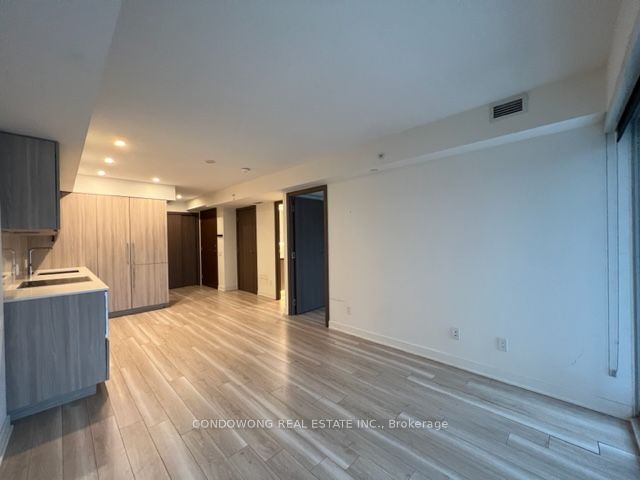 17 Bathurst Street, #911