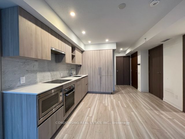 17 Bathurst Street, #911