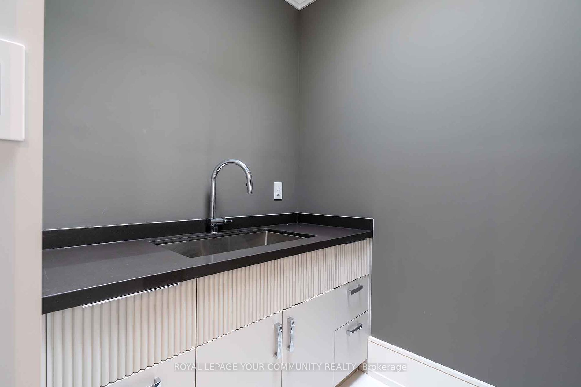 230 Dunvegan Rd