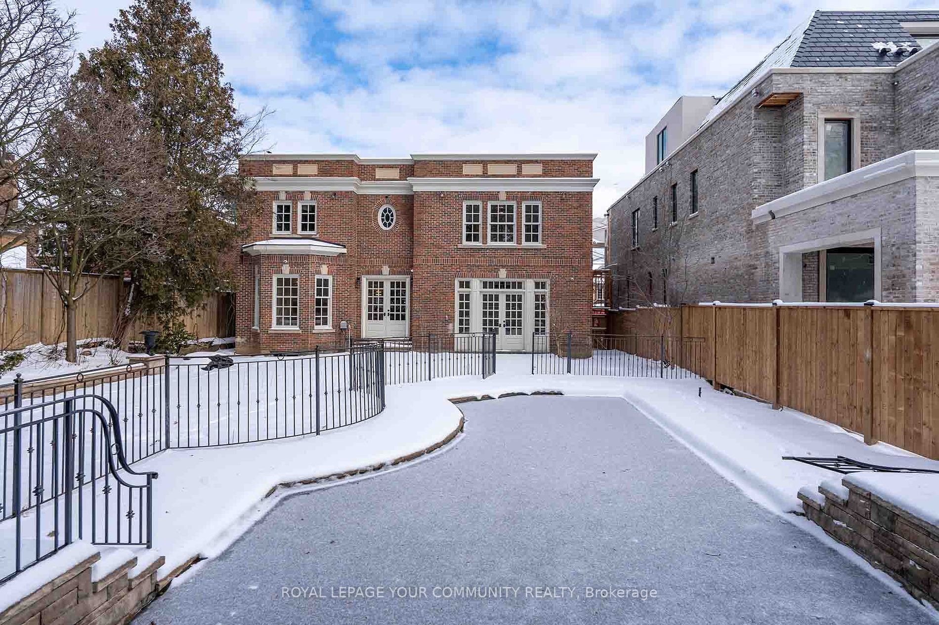 230 Dunvegan Rd