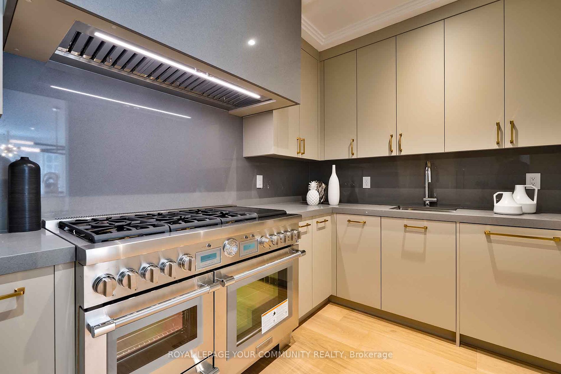 230 Dunvegan Rd