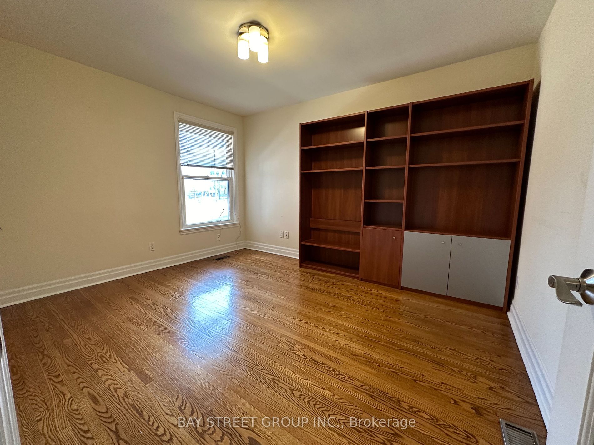184 Burbank Drive, #UPPER