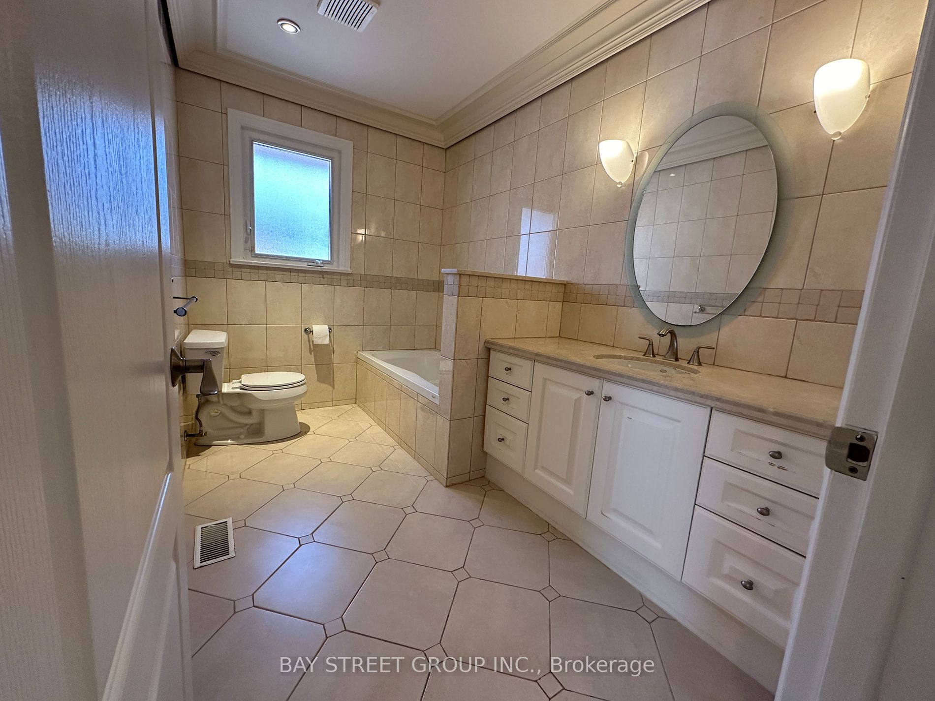 184 Burbank Drive, #UPPER