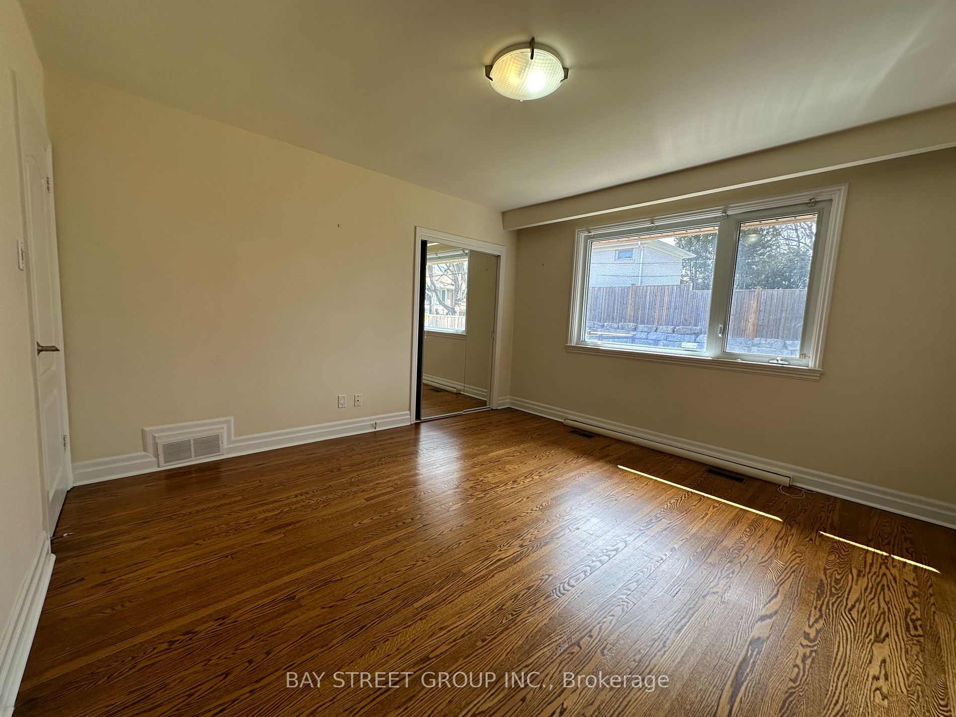 184 Burbank Drive, #UPPER