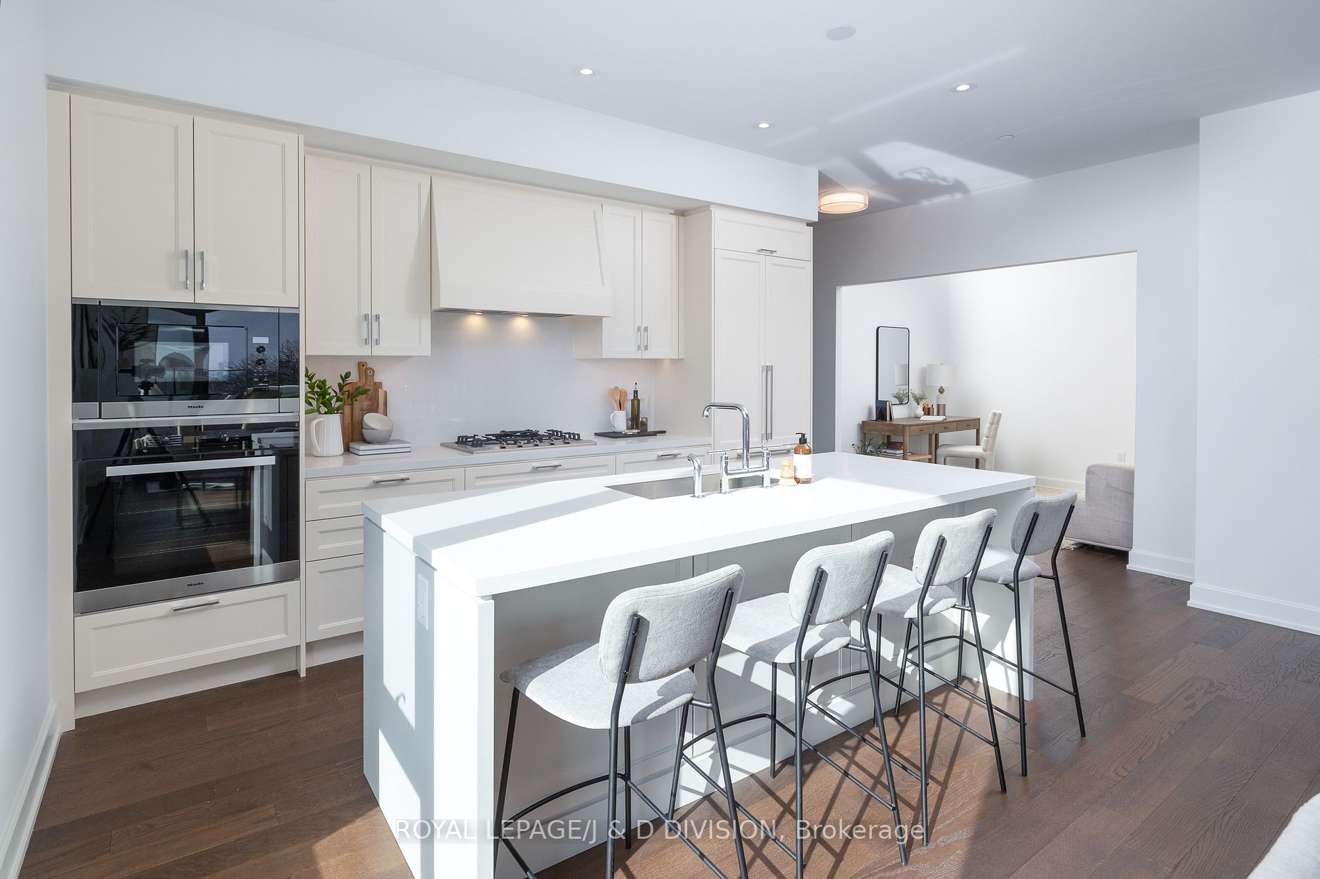1 Strathgowan Avenue, #708
