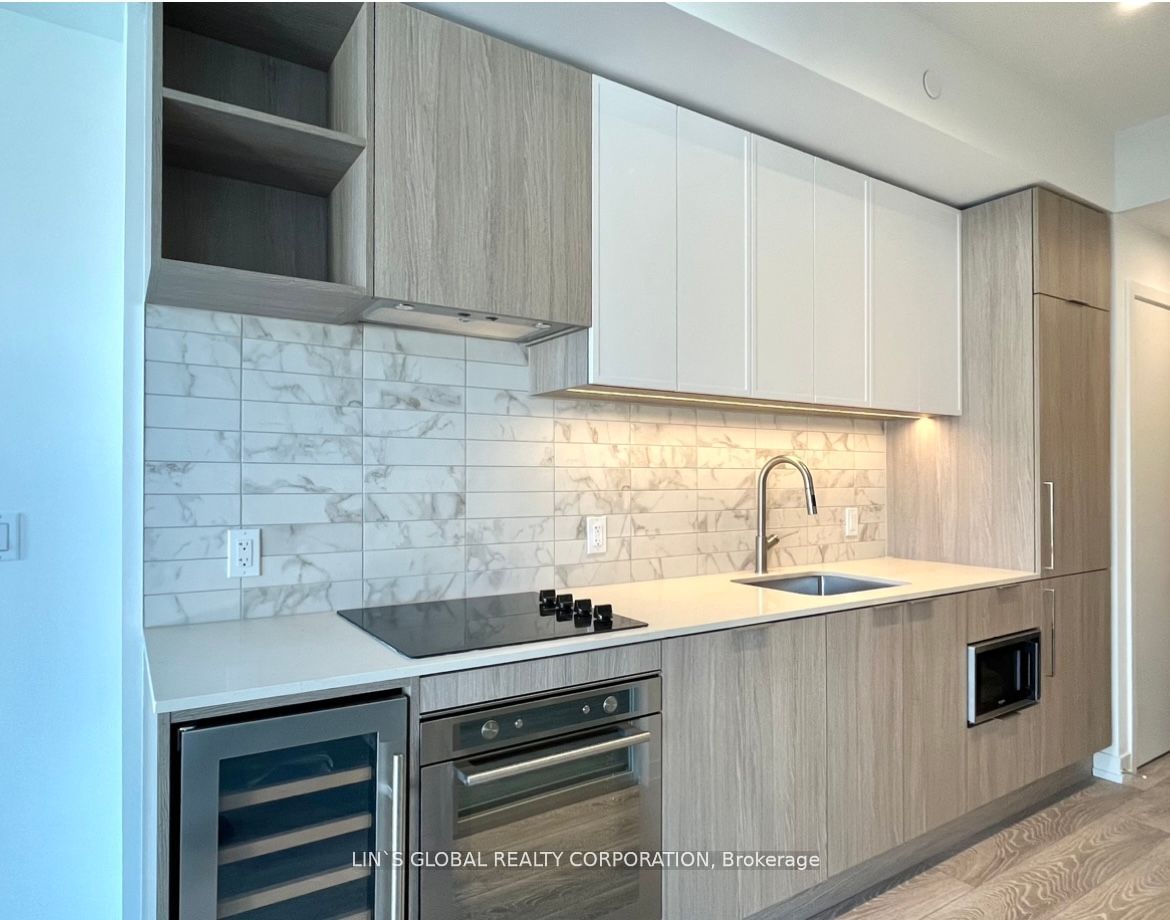2020 Bathurst Street #523